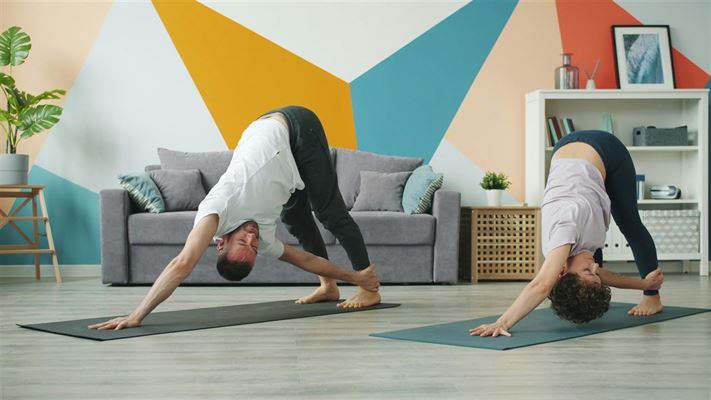 Yoga instruktør uddannelse - din guide til at blive certificeret yogalærer